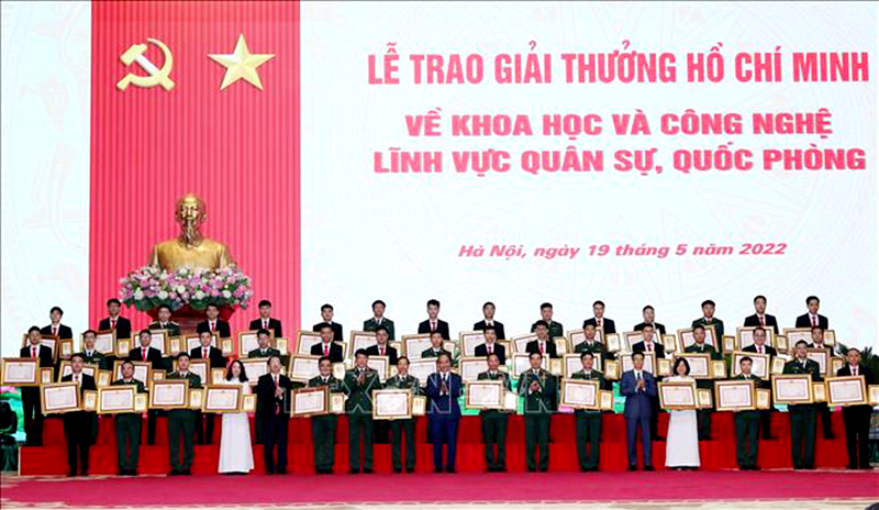 Chủ tịch nước Nguyễn Xuân Phúc cùng các đồng chí lãnh đạo Bộ Quốc phòng trao Giải thưởng Hồ Chí Minh về khoa học và công nghệ lĩnh vực quân sự, quốc phòng cho các tác giả. (Ảnh: Trọng Đức/TTXVN)