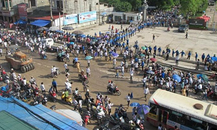  Sinh viên ĐH Kỹ thuật Công nghiệp chung tay Tiếp sức giúp kỳ thi Đại học diễn ra an toàn. Ảnh CTV