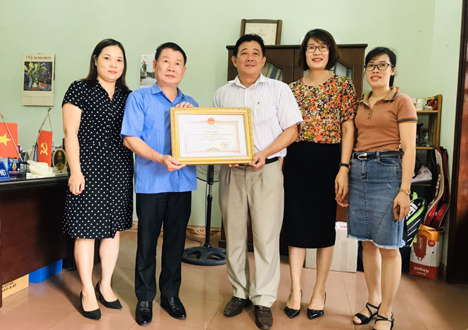  Lãnh đạo Cục Thuế tỉnh trao Bằng khen của UBND tỉnh cho ông Trương Đình Việt, Giám đốc Công ty TNHH Xây dựng và Phát triển nông thôn miền núi.