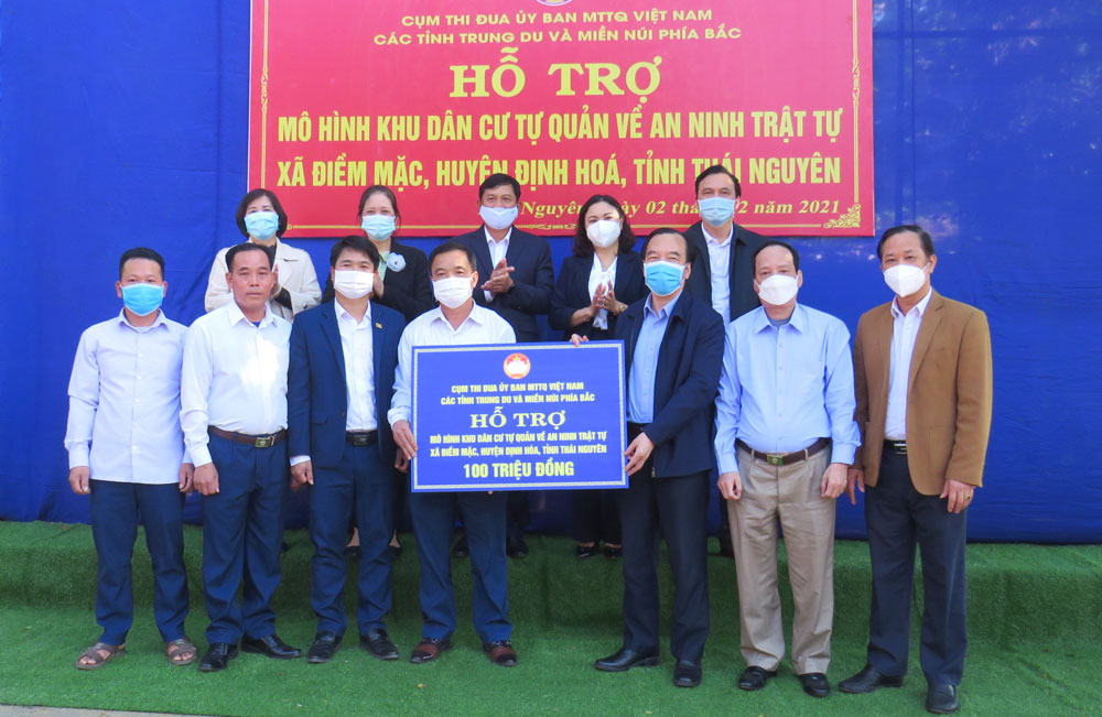  Các đại biểu trao kinh phí hỗ trợ công trình "Tuyến đường thắp sáng làng quê" và điểm lắp đặt camera giám sát hỗ trợ hoạt động của các tổ tự quản trên địa bàn xã Điềm Mặc (Định Hóa)