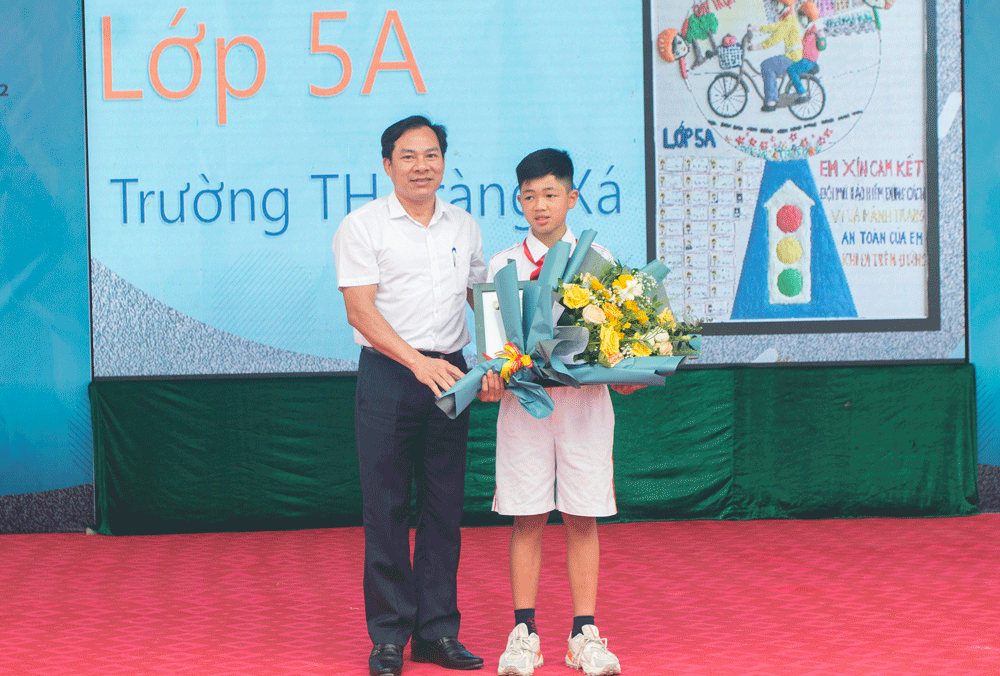  Đại diện Sở Giáo dục và Đào tạo trao giải Nhất cấp dự án cho tác phẩm của em học sinh lớp 5A, Tiểu học Tràng Xá.
