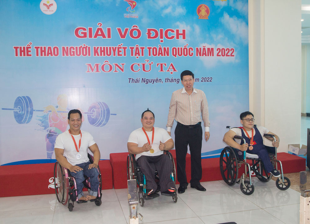  Ban Tổ chức trao giải cho các VĐV cử tạ có thành tích thi đấu xuất sắc tại Giải đấu.