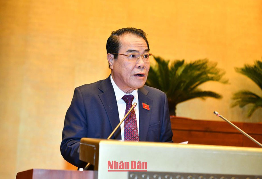  Trưởng Ban Dân nguyện thuộc Ủy ban Thường vụ Quốc hội Dương Thanh Bình trình bày Báo cáo Kết quả giám sát việc giải quyết, trả lời kiến nghị của cử tri gửi đến Kỳ họp thứ 3, Quốc hội khóa XV. Ảnh: nhandan.vn