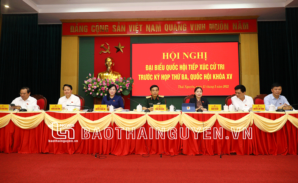  Các đại biểu Quốc hội tỉnh Thái Nguyên tiếp xúc cử tri.