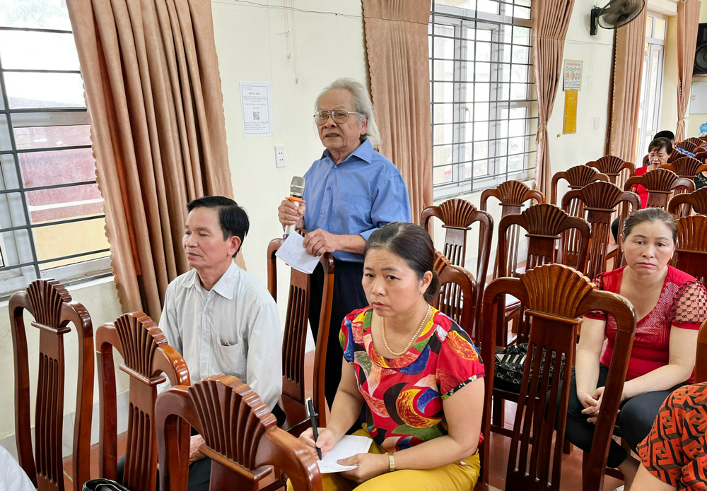  Cử tri xã An Khánh nêu ý kiến tại buổi tiếp xúc.