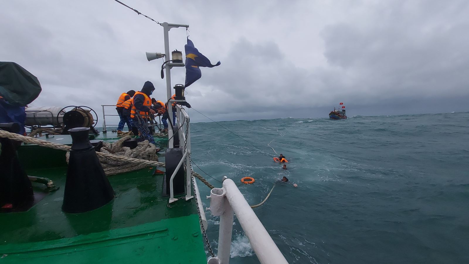 Tàu CSB 4032, Hải đội 212 cứu nạn ngư dân lên tàu để chăm sóc sức khỏe. Ảnh: Phạm Văn Doanh