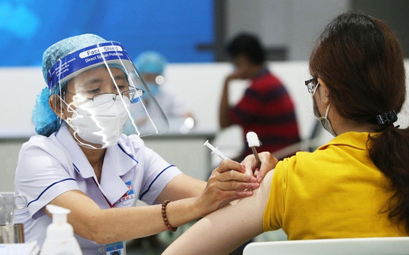  Tập trung chỉ đạo, triển khai “Thần tốc” và “Thần tốc hơn nữa” trong việc tổ chức việc tiêm vaccine phòng COVID-19 mũi 3 cho người từ 18 tuổi trở lên và mũi 2 cho trẻ em từ 12-17 tuổi. Ảnh tư liệu