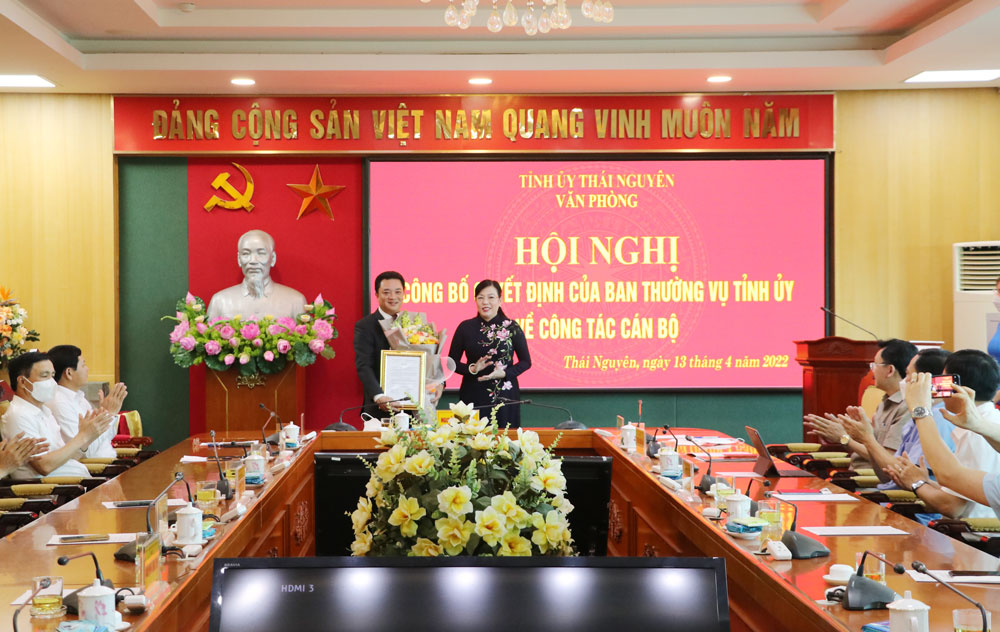  Đồng chí Bí thư Tỉnh ủy trao Quyết định điều động, bổ nhiệm Chánh Văn phòng Tỉnh ủy cho đồng chí Bùi Thanh Hải.