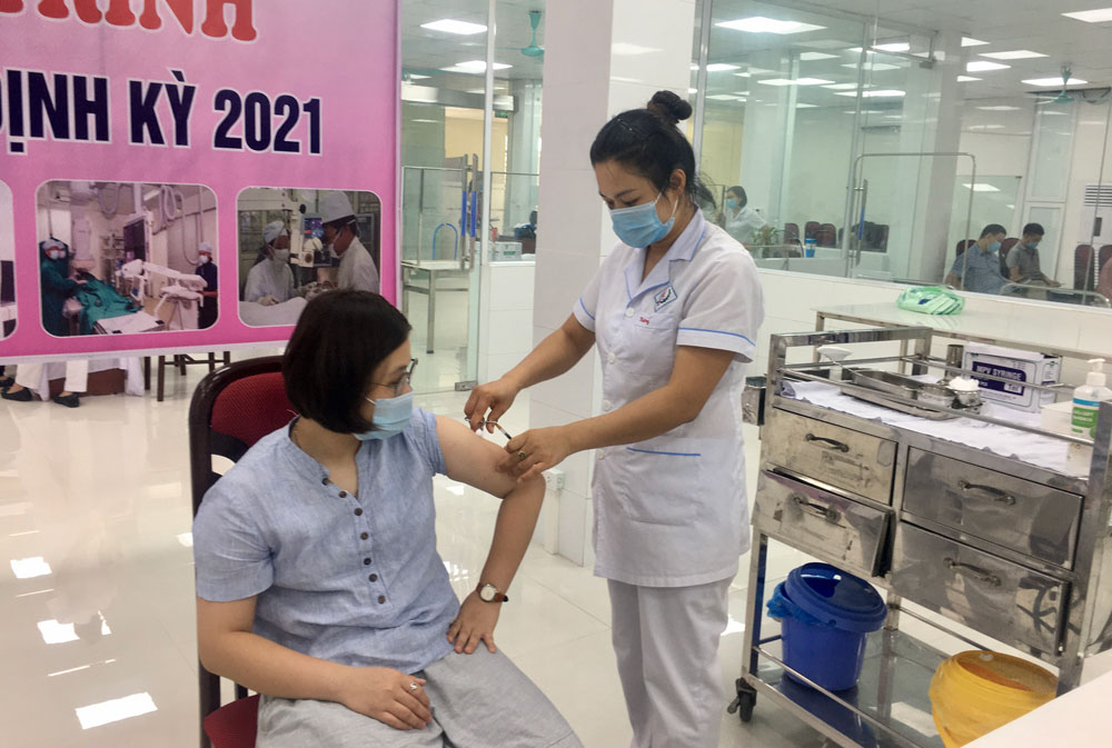 Tiêm vắc - xin phòng COVID-19 tại Bệnh viện A Thái Nguyên.