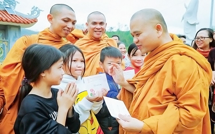  Chăm sóc thiếu nhi - một trong các hoạt động vì cộng đồng của Phật giáo Việt Nam.