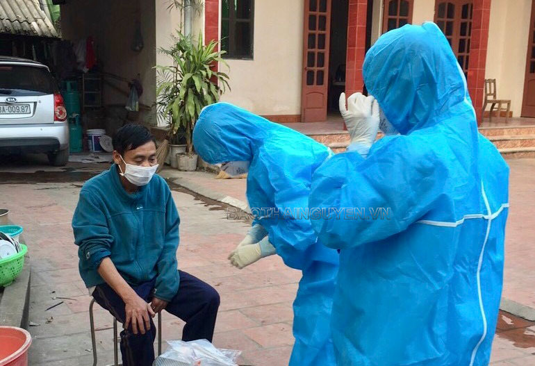 Cán bộ y tế huyện Phú Bình lấy mẫu xét nghiệm sàng lọc SARS-CoV-2 cho người dân.