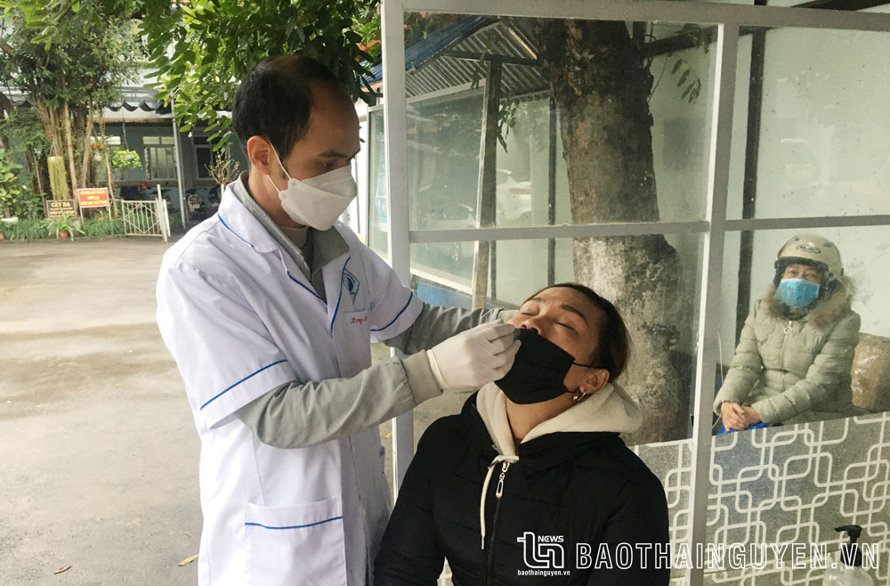  Bệnh viện Y  học cổ truyền tỉnh test nhanh sàng lọc SARS-CoV-2 miễn phí cho người dân đến khám, chữa bệnh.