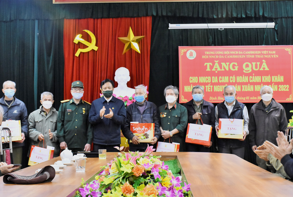  Hội NNCĐDC tỉnh tặng quà nạn nhân da cam ở huyện Định Hóa nhân dịp Tết Nguyên đán 2022.