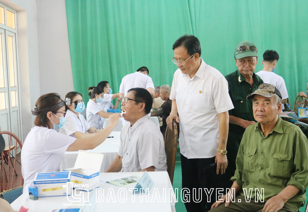  Đồng chí Nguyễn Đức Cảnh (thứ 2 từ phải vào) động viên nạn nhân CĐDC TP. Phổ Yên tại buổi khám bệnh, tư vấn sức khỏe miễn phí ở địa phương.