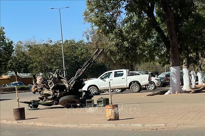  Quân đội triển khai bên ngoài đài truyền hình quốc gia ở Ouagadougou, Burkina Faso ngày 24/1/2022. Ảnh: AFP/TTXVN