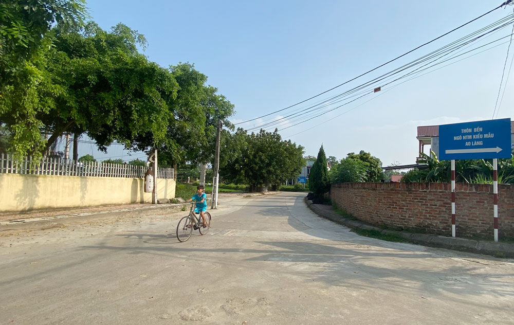  Một đoạn đường NTM kiểu mẫu thuộc thôn Bến, xã Đắc Sơn (T.X Phổ Yên).