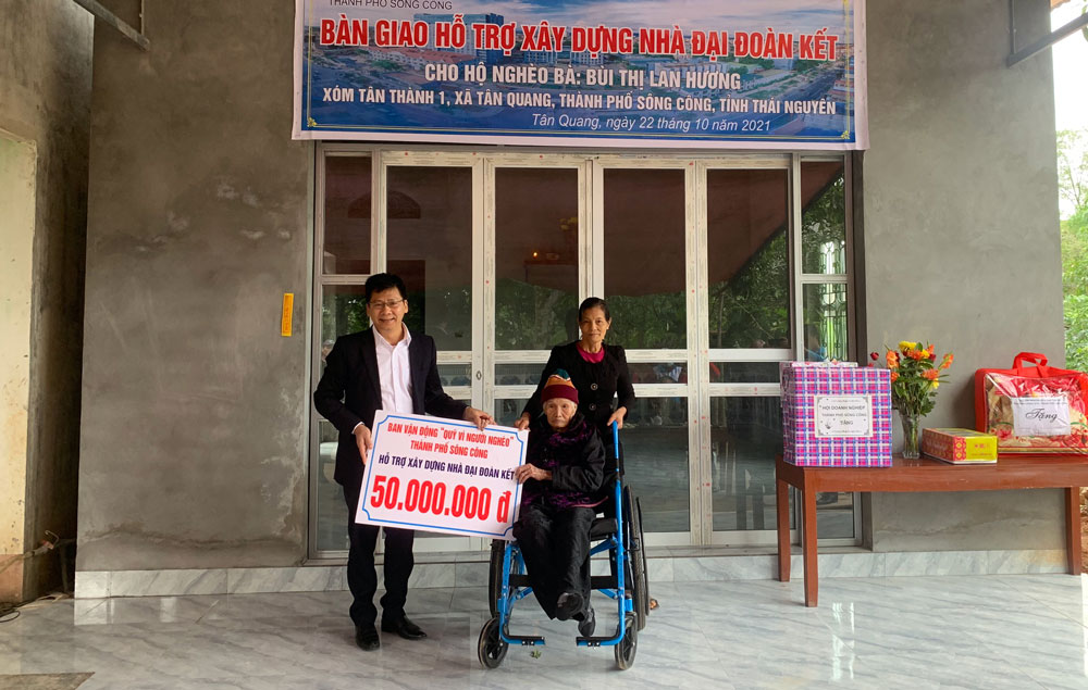 Đại diện Ủy ban MTTQ T.P Sông Công trao tiền hỗ trợ xây dựng nhà Đại đoàn kết cho bà Bùi Thị Lan Hương, ở xóm Tân Thành 1.