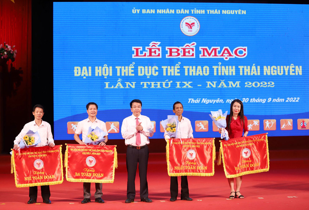 Đồng chí Nguyễn Thanh Bình, Phó Chủ tịch UBND tỉnh, Trưởng Ban Tổ chức Đại hội trao Giải toàn Đoàn cho các huyện, thành phố đạt thành tích cao nhất tại Đại hội.
