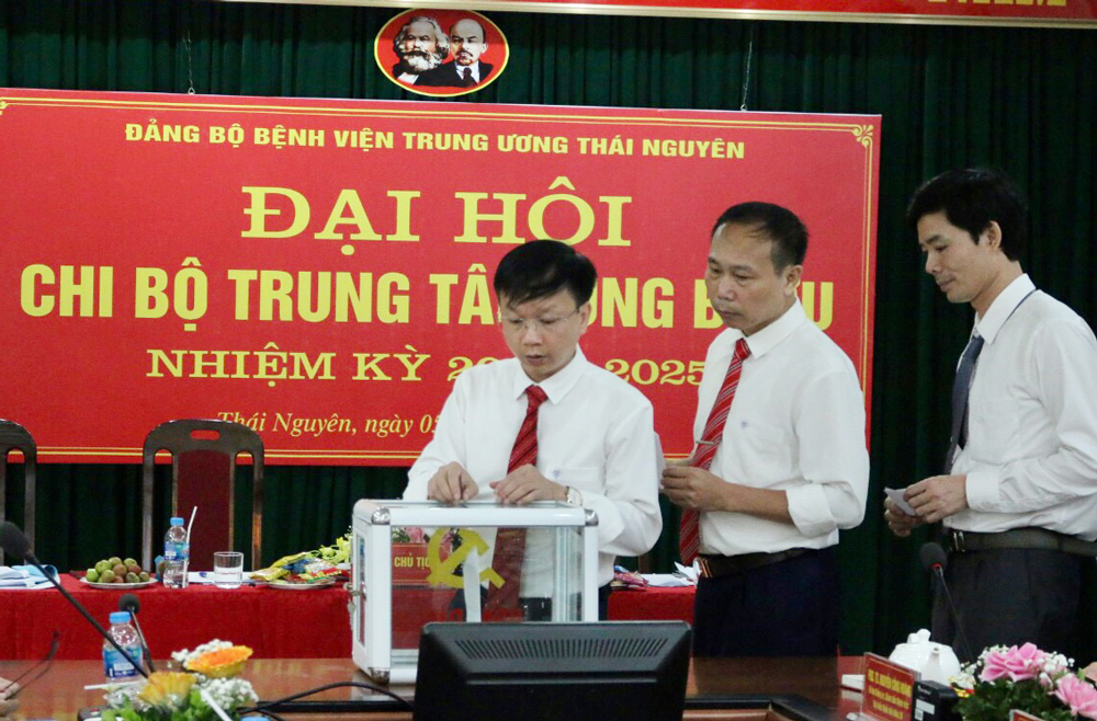  Các đảng viên Chi bộ Trung tâm Ung bướu bầu Ban chi ủy khóa mới.