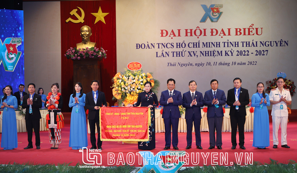  Đồng chí Bí thư Tỉnh ủy và các đồng chí lãnh đạo tỉnh trao tặng Cờ lưu niệm cho Đoàn TNCS Hồ Chí Minh tỉnh Thái Nguyên.