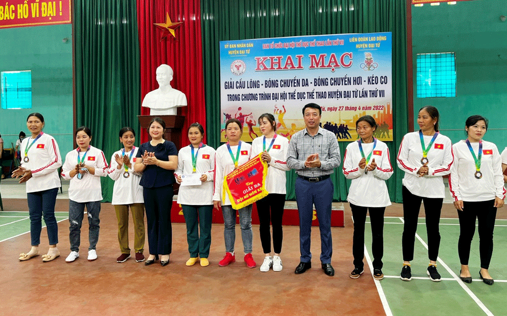  Ban Tổ chức trao giải cho các vận động viên môn Kéo co.