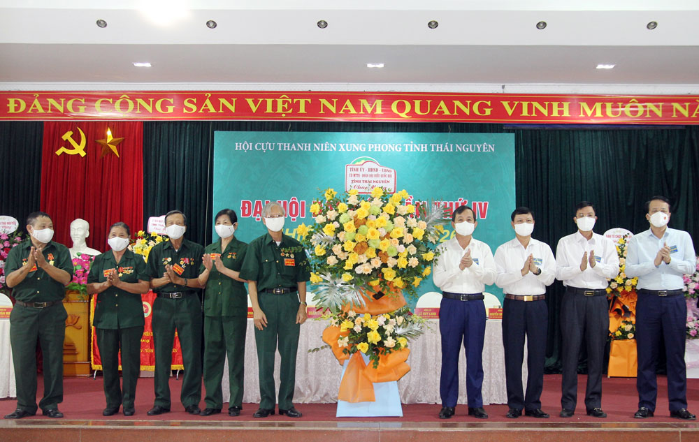  Các đồng chí lãnh đạo tỉnh tặng hoa của Tỉnh ủy, HĐND, UBND, Ủy ban MTTQ, Đoàn đại biểu Quốc hội tỉnh chúc mừng Đại hội.