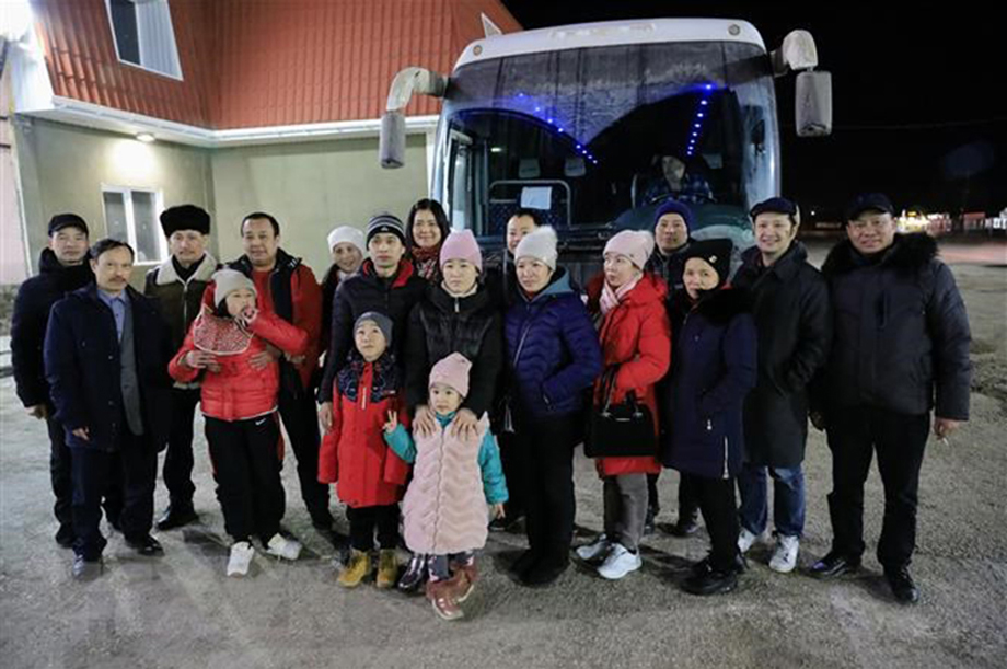  Đoàn công tác Đại sứ quán Việt Nam tại Nga và Hội người Việt Nam tại thành phố Krasnodar phối hợp đón 14 công dân Việt Nam sơ tán từ vùng chiến sự ở Ukraine về tỉnh Krasnodar của Liên bang Nga. (Ảnh: Trần Hiếu/TTXVN)