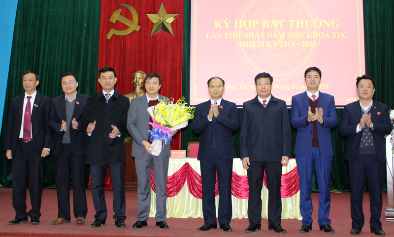  Lãnh đạo Huyện ủy, HĐND, UBND huyện Đại Từ tặng hoa chúc mừng đồng chí Nguyễn Nam Tiến, Phó Chủ tịch UBND huyện Đại Từ nhiệm kỳ 2016-2021.