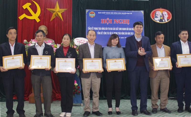  Đại diện lãnh đạo huyện Đại Từ trao Giấy khen cho các tập thể, cá nhân có thành tích.