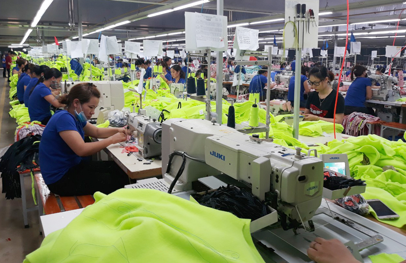  May công nghiệp hiện là một trong những ngành nghề đào tạo thu hút nhiều học viên ở Đại Từ với tỷ lệ lao động có việc làm sau đào tạo cao. Trong ảnh: Sản xuất tại Công ty cổ phần Đầu tư và Thương mại TNG, chi nhánh Đại Từ.