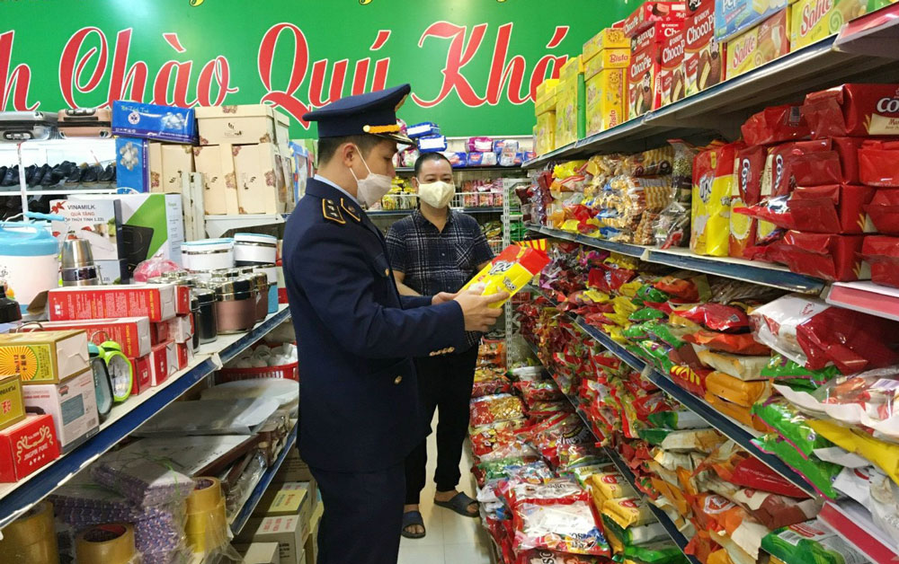  Đoàn liên ngành của huyện Đại Từ kiểm tra tại một cơ sở kinh doanh thực phẩm trên địa bàn thị trấn Hùng Sơn.