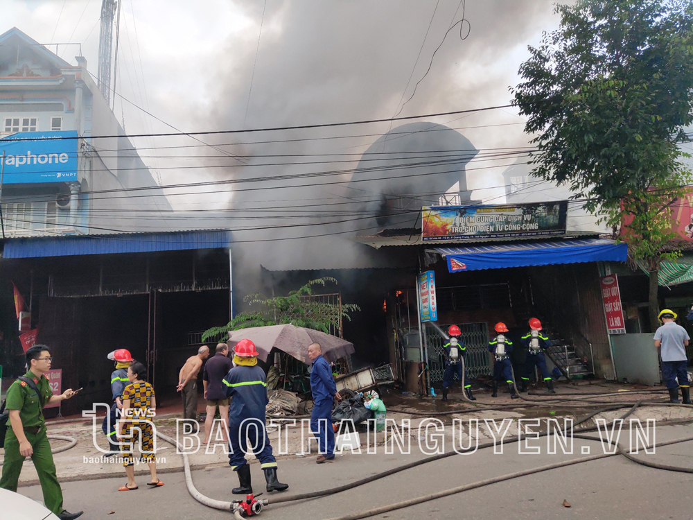  Đến 11 giờ 30 phút ngày 30-6, lực lượng chức năng đã dập tắt đám cháy.