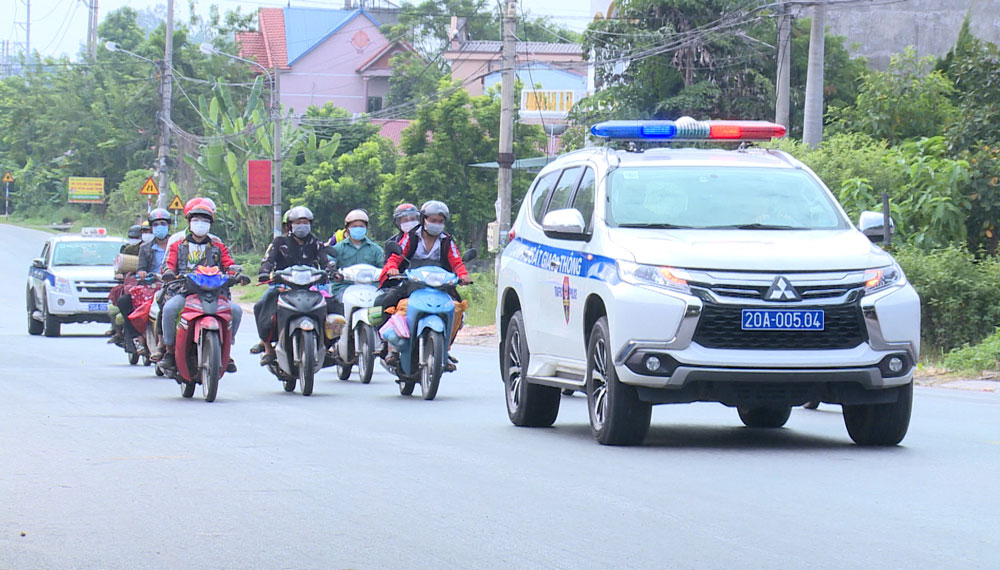  Cảnh sát giao thông đưa dẫn đoàn người về quê.