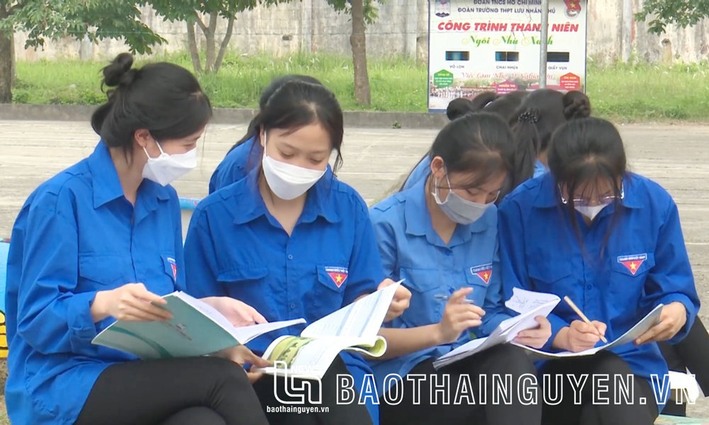  Để được đứng trong hàng ngũ của Đảng, nhiều em học sinh các trường THPT trên địa bàn huyện Đại Từ đã tích cực phấn đấu trong học tập và các hoạt động khác.