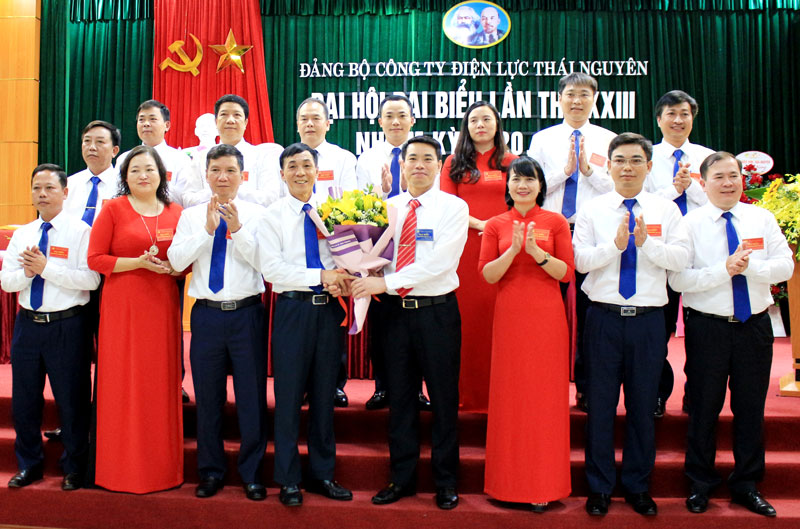  Đồng chí Trần Xuân Hựu, Tỉnh ủy viên, Bí thư Đảng ủy Khối các cơ quan tỉnh tặng hoa chúc mừng Ban Chấp hành Đảng bộ Công ty Điện lực Thái Nguyên khóa XXIII, nhiệm kỳ 2020-2025. Ảnh: P.T