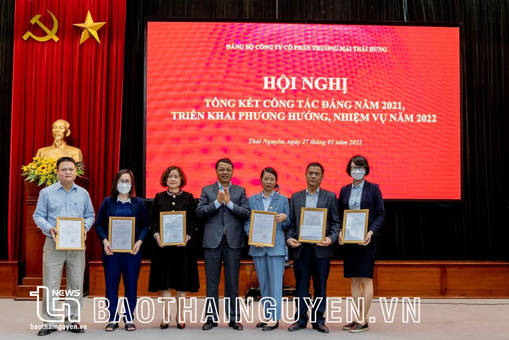  Lãnh đạo Công ty khen thưởng các chi bộ, đảng viên hoàn thành xuất sắc nhiệm vụ năm 2021.