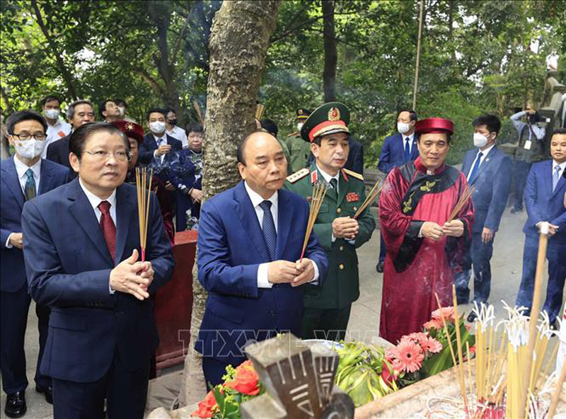  Chủ tịch nước Nguyễn Xuân Phúc cùng Lãnh đạo Đảng, Nhà nước dâng hương tại Lăng Vua Hùng.