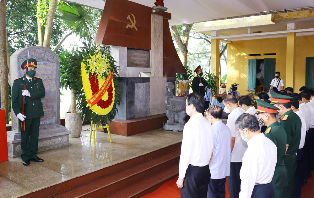  Các đại biểu dâng hương trước khi thực hiện Lễ động thổ công trình tôn tạo Di tích lịch sử nơi thành lập cơ sở Đảng đầu tiên của tỉnh tại xã La Bằng, huyện Đại Từ (ngày 28/9/2021). Ảnh: Mạnh Hùng