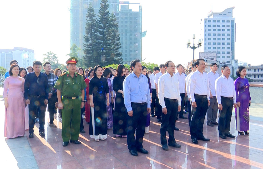 Lãnh đạo TP. Thái Nguyên dâng hương tại Đài tưởng niệm các Anh hùng liệt sĩ tỉnh.