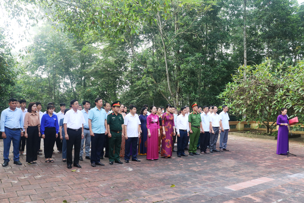  Các đại biểu làm lễ dâng hương tại Di tích lịch sử rừng Khuôn Mánh (xã Tràng Xá), địa điểm thành lập Đội Cứu quốc quân II.