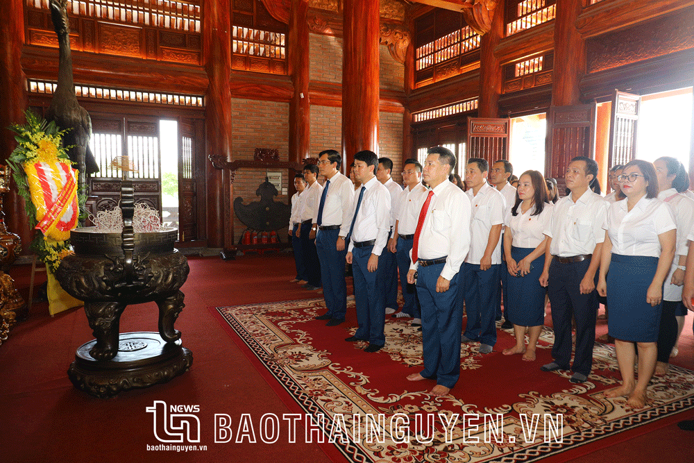  Đoàn lãnh đạo, cán bộ, phóng viên, người lao động Báo Thái Nguyên dâng hương tại Nhà tưởng niệm các liệt sĩ TNXP Đại đội 915.