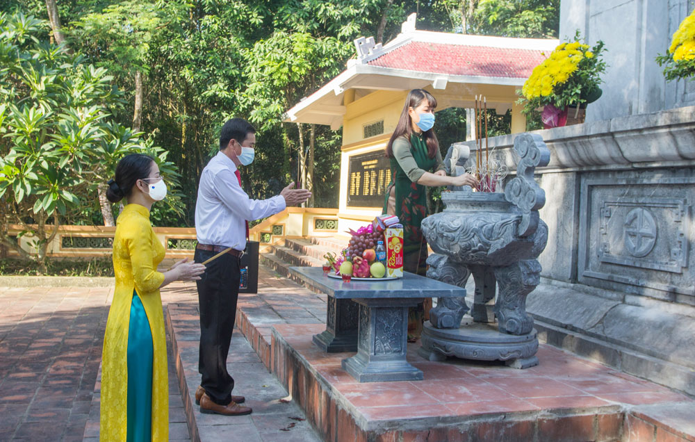  Các đồng chí lãnh đạo huyện Võ Nhai dâng hương tưởng nhớ các anh hùng Cứu quốc quân II nhân dịp kỷ niệm 80 năm thành lập Trung đội (15/9/1941 - 15/9/2021).  