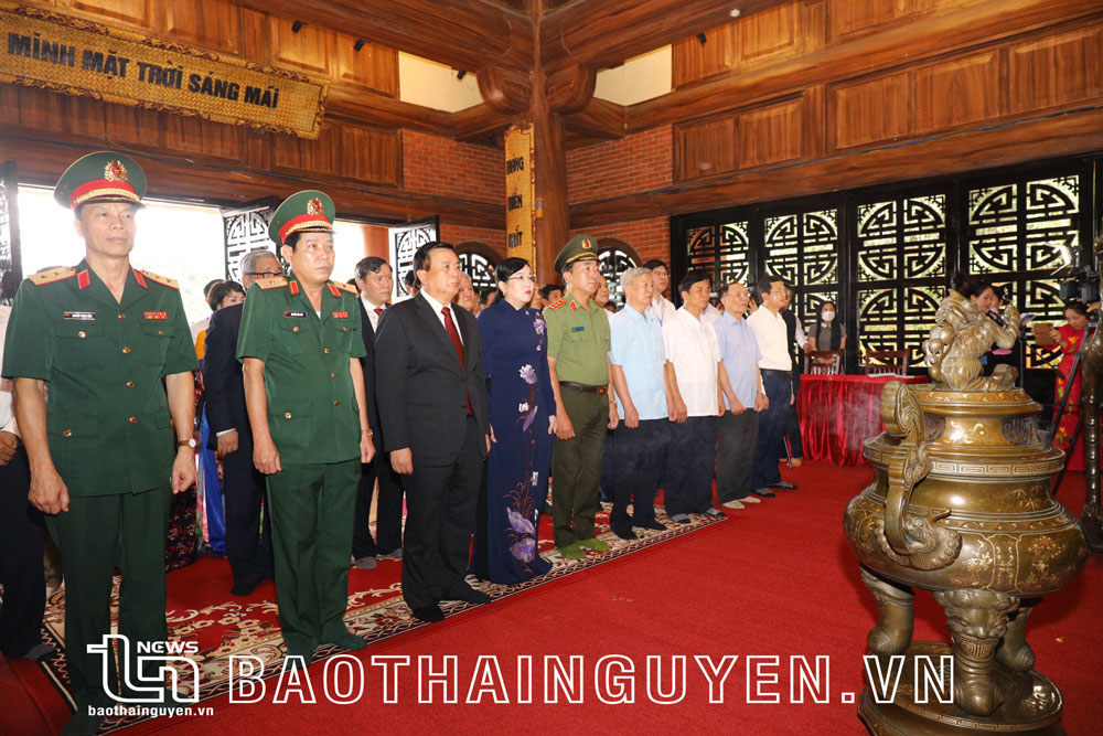  Các đại biểu dâng hương tại Nhà tưởng niệm Chủ tịch Hồ Chí Minh trên đỉnh đèo De, xã Phú Đình.