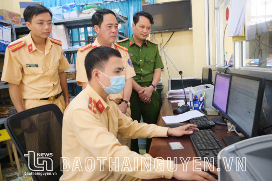  Đoàn công tác của Công an tỉnh kiểm tra công tác vận hành quy trình đăng ký xe tại Công an huyện Phú Lương.