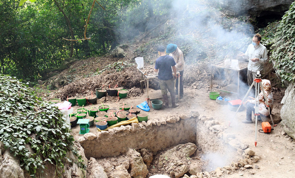  Các nhà khảo cổ học Việt Nam và Mỹ khai quật tại di chỉ Mái đá Ngườm, ở xã Thần Sa (Võ Nhai) - nơi sinh sống của người tiền sử. Ảnh: T.L