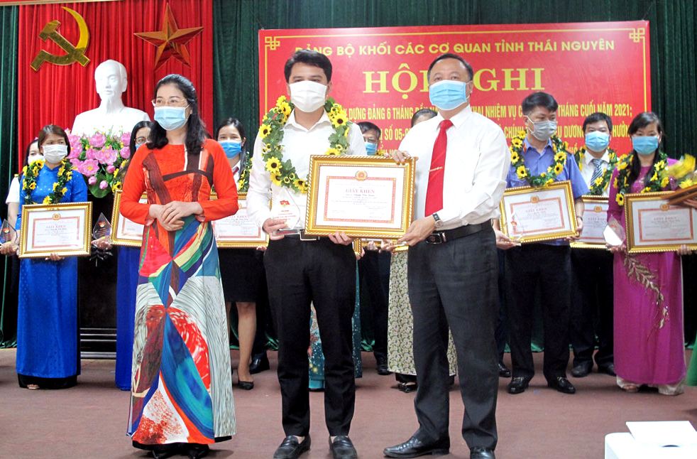  Lãnh đạo Đảng ủy Khối các cơ quan tỉnh khen thưởng các đảng viên có thành tích xuất sắc trong thực hiện Chỉ thị số 05-CT/TW. Ảnh: T.L