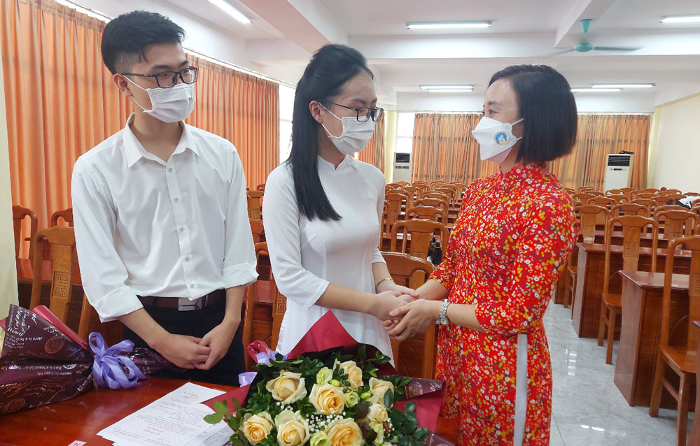 Giáo viên Trường THPT Chuyên Thái Nguyên chúc mừng 2 học sinh tiêu biểu của Nhà trường được kết nạp Đảng (tháng 8-2021).