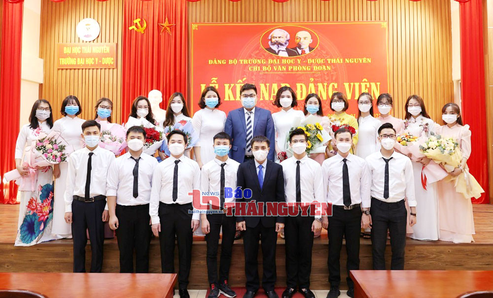  Chi bộ Văn phòng Đoàn Thanh niên (Đảng bộ Trường Đại học Y - Dược Thái Nguyên) tổ chức Lễ kết nạp đảng viên (ngày 8/1/2022).