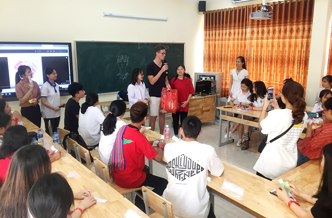  Các em học sinh THPT trải nghiệm giờ học tiếng Anh với giảng viên người nước ngoài.
