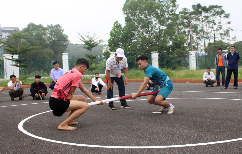  Các vận động viên thi đấu môn Đẩy gậy.